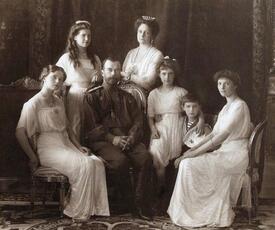 1913 Zar Nikolaus II. mit seiner Gattin Alexandra und den fünf gemeinsamen Kindern