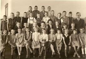 1958 Klasse 3c der Grundschule Wilster mit ihrem Klassenlehrer Leo Genger