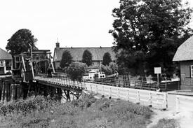 1950 Heiligenstedten, hölzerne Klappbrücke über die Stör