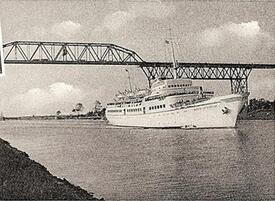 1960 Das Seebäderschiff "Wappen von Hamburg" passiert auf dem Nord- Ostsee Kanal die Hochbrücke Hochdonn