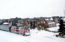 Dezember 1978 - Schneekatastrophe in der Wilstermarsch; auf der Bahnstrecke Wilster - Brunsbüttel wird ein von einer Diesellok gezogener Personenzug eingesetzt, da der Schienenbus die Strecke nicht befahren konnte.