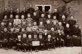 1909 Schüler der Dorfschule Honigfleth der Gemeinde Stördorf in der Wilstermarsch