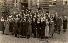 1930 Konfirmandinnen vor der St. Bartholomäus Kirche