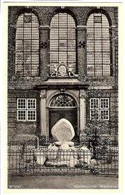 1933 Denkmal Friede 1871 vor dem Portal der Kirche St. Bartholomäus zu Wilster
