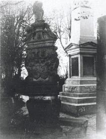 1908 Denkmal Schleswig-Holsteinische Erhebung und Grabstein Stenhusen auf dem Friedhof in Wilster
