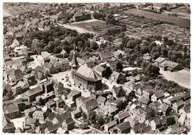 1955 Luftbild aus östlicher Richtung auf die Stadt Wilster