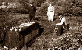 1940 Zum Sammeln von Heidehonig aufgestellte Bienenstöcke der Imkerei Weyh am Rande des Herrenmoores bei Kleve