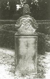 Historische Grabstele Hentmann auf dem Friedhof in Wilster