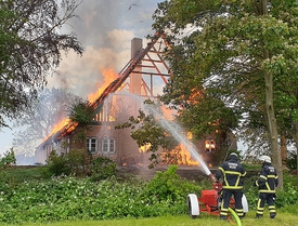 30.05.2020 Historisches reethgedecktes Bauernhaus an der Hans-Prox-Straße in der Stadt Wilster durch Großbrand zerstört