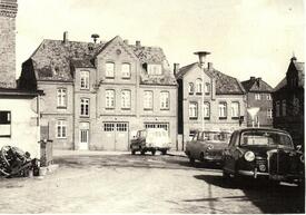 1962 Neumarkt mit dem Spritzenhaus der Feuerwehr in Wilster