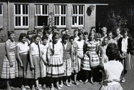 09.07.1959 die damalige Klasse 9 beim Singewettstreit der Mittelschule Wilster
