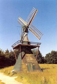 Aus Fockendorf in der Wilstermarsch stammende Spinnkopfmühle im Freilichtmuseum Molfsee bei Kiel