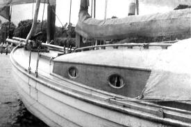 1930 Sportboot an seinem Liegeplatz auf der Wilsterau am Brook in Wilster