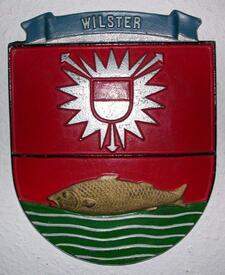 Wappen der Stadt Wilster (mit im unteren Feld farblich unrichtiger Gestaltung)