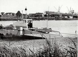 1962 Wagenfähre und Werft in Wewelsfleth an der Stör