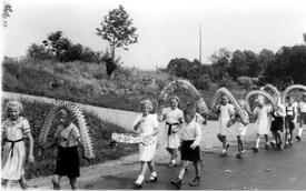 1953 Kinderfest der Schule Krummendiek - Umzug in Kleve