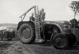1953 schon die Kinder konnten Trecker bedienen, so wie hier beim Transport der Milchkannen