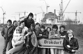1984 Junge Menschen aus der Region vor der Baustelle des Kernkraftwerkes Brokdorf