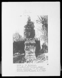 Kulturhistorisch bedeutsame Grabmale auf dem Friedhof in Wilster - Grabmal Stenhus