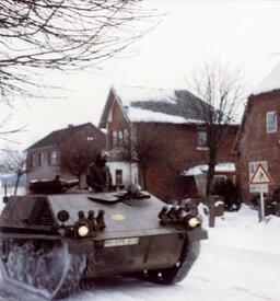 Dezember 1978 - Schneekatastrophe in der Wilstermarsch - Hilfskonvoi der Bundeswehr auf der Straße Am Steindamm in der Stadt Wilster