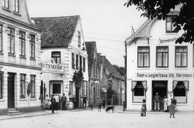 1915 Nordwestecke des Markt Platzes und Einmündung der Zingelstraße in Wilster