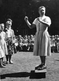 09.07.1959 Lehrerin Else Madré dirigiert den Schulchor der Mittelschule Wilster