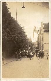 1920 Schulstraße (heutige Zingelstraße), Umzug der Kindergilde in der Stadt Wilster