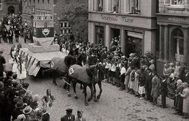 1932 Umzug zum 650ten Stadtjubiläum der Stadt Wilster - Historien Gruppen in der Straße Op de Göten - Festwagen der Stast Wilster