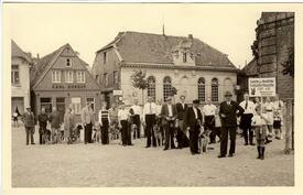1951 Verein für deutsche Schäferhunde auf dem Marktplatz in der Stadt Wilster