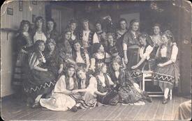1918 Wilsteraner Theatergruppe - junge Frauen auf einer Bühne