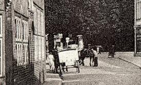 1936 Händler mit seinem von einem Pferd gezogenen Verkaufswagen in der Straße Op de Göten in der Stadt Wilster