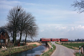 1988 Überquerung der Harrwettern vor dem Haltepunkt Landscheide - 
Eine der letzten Fahrten des Schienenbusses auf der Strecke Wilster - Brunsbüttel