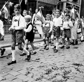 1957 Festumzug der Kinder-Gilde marschiert durch die Deichstraße in Wilster