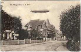 1913 Zeppelin über der Hauptstraße von St. Margarethen in der Wilstermarsch