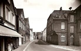 1964 Schmiedestraße und deren Einmündung in den Neumarkt in der Stadt Wilster