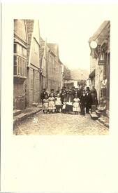 1865 Schul-Straße - heutige Zingelstraße in Wilster - mit vielen Personen