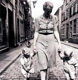 1944 Junge Mutter mit Kleinkindern in der Burger Straße in Wilster