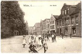 1904 Marktplatz, hinten der obere Kohlmarkt in Wilster
