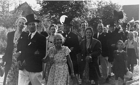 1949 Fröhliche Mitglieder der Bürger-Schützen-Gilde (Bürgergilde) Wilster marschieren mit ihren Damen zum Festlokal.
