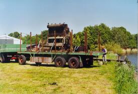 2005 Transport eines alten Schiffsmotors mit historischen Fahrzeugen von Wilster nach Burg