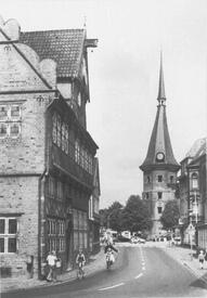 1974 Op de Göten, Markt mit Kirche St. Bartholomäus in der Stadt Wilster