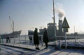 1963 Nord- Ostsee Kanal im Eiswinter 1962/63 an der Burger Fähre; assistierende Schlepper versuchen, den Fährbetrieb zu ermöglichen.