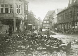 Am 15. Juni 1944 wurde die Stadt Wilster bombardiert - Schäden am Marktplatz