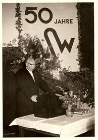 1963 Mittelschul-Rektor Dr. Kurt Pfeiffer hält die Festansprache zum fünfzigjährien Bestehen der Mittelschule Wilster MSW