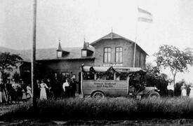 1906 Kraftbus-Linie Burg - Wilster, Zwischenstation vor dem Gasthof Zur Linde in Aebtissinwisch