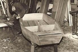 1968 Der Bootsbauer Heinrich von Holdt beim Bau einer Optimisten-Jolle