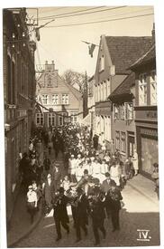 1929 Festumzug der Segler in der Schmiedestraße der Stadt Wilster