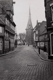 1941 Straße Op de Göten und Marktplatz mit der Kirche in Wilster