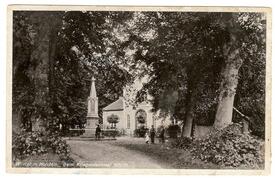 1910 Allee mit Friedhofs-Kapelle und Denkmal 1870/71