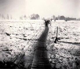 1963 Steg über die Fahrrinne im Nord- Ostsee Kanal im Eiswinter 1962/63 an der Burger Fähre